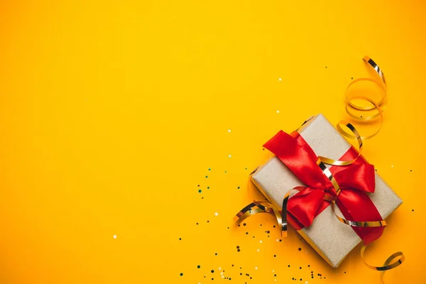 Christmas surprise gifts with red ribbon and golden decor. — Stock Photo, Image