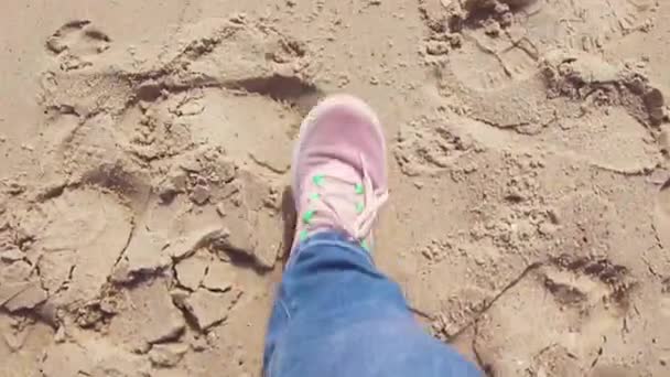 Benen van jonge vrouw gaan langs Ocean Beach tijdens zonsopgang. — Stockvideo