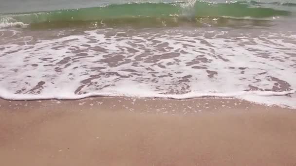 Feche a onda do mar. Água mar onda arenosa. Areia amarela e água clara mar oceano praia pela manhã . — Vídeo de Stock
