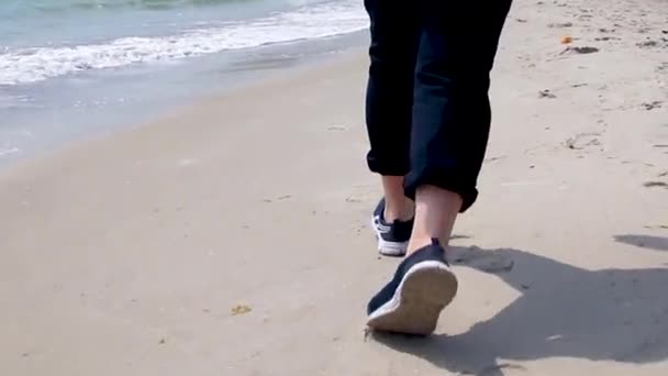 Τρέχοντας πόδια μιας γυναίκας τρέξιμο στο ηλιοβασίλεμα στη θάλασσα ακτή, η παραλία — Αρχείο Βίντεο