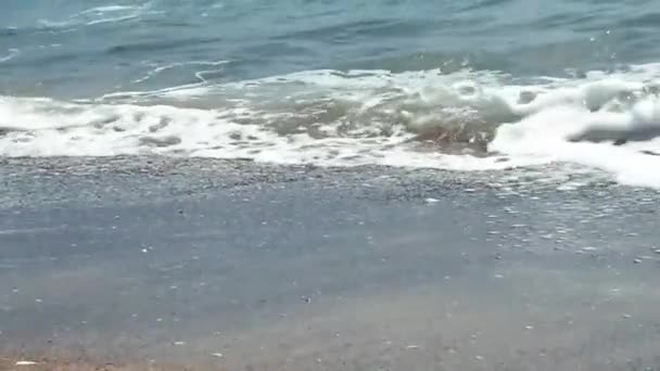 Gros plan de belles vagues arrivant sur une plage de sable fin . — Video