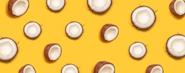 Sarı arka planda olgun hindistan cevizi ile Desen.