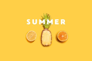 Tropikal meyve düz bir pastel arka plan üzerinde ananas, portakal, limon ve hindistan cevizi ile yatıyordu.