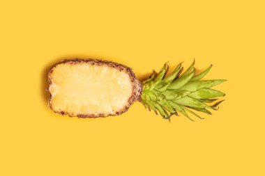 Minimal stil için sarı arka plan taze yarım dilimlenmiş ananas.