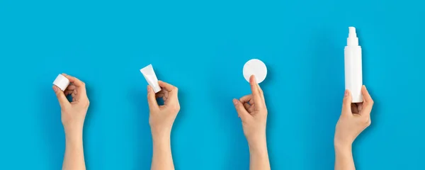 Conceito de remoção de maquiagem. Mãos femininas segurando garrafas de plástico com cosméticos. Depósito plano . — Fotografia de Stock