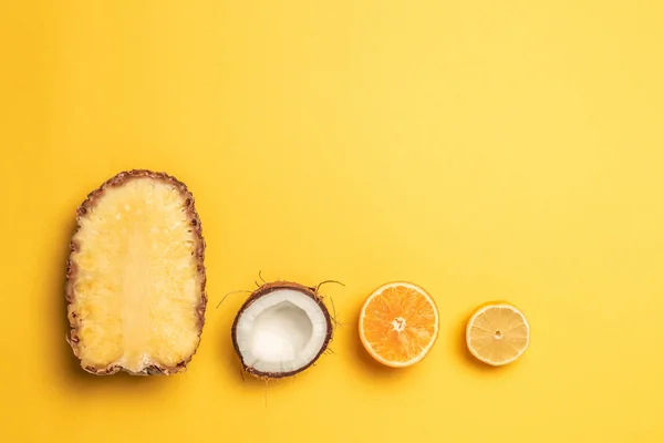 Piña tropical, naranjas, limón y coco sobre fondo pastel . — Foto de Stock