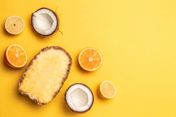 Piña tropical, naranjas, limón y coco sobre fondo pastel . — Foto de Stock