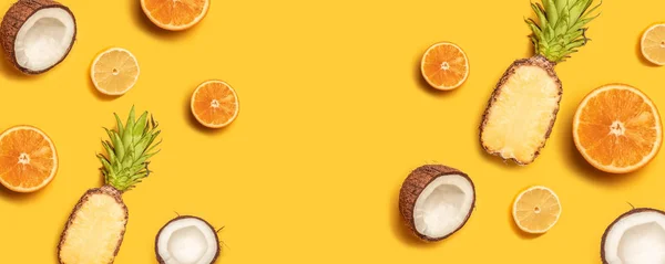 Frutas tropicales planas con piña, naranjas, limón y coco sobre un fondo pastel . — Foto de Stock