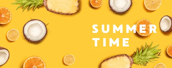 Тропічний абстрактний фон. Ананас, лимони, апельсини та кокоси на жовтому тлі . — стокове фото