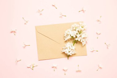 Pembe arka plan üzerinde leylak dalları ile Mockup zarf