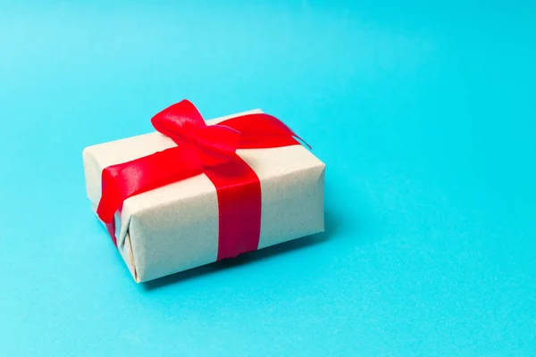 Prezent niespodzianka Gift Box obecny z czerwoną wstążką — Zdjęcie stockowe