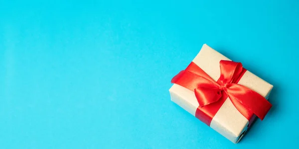 Överraskning presentbox gåva med rött band Bow — Stockfoto