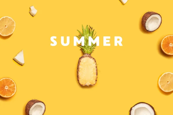 Creatieve achtergrond gemaakt van zomer tropisch fruit — Stockfoto