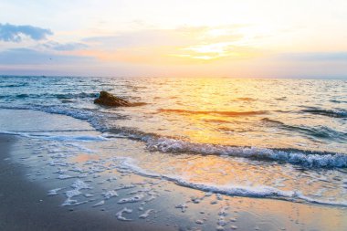 Sahilde gün doğumu