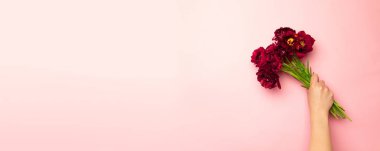 Lale Buketi ile Kadın Eller. Güzel Bahar Pembe çiçekleri. Uluslararası Kadınlar Günü, Anneler Günü, mockup, kopyalama alanı için tebrik kartı