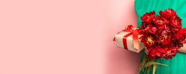 Kadın elleri sürpriz bir hediye ve kırmızı çiçek bir buket olarak bir hediye tutan