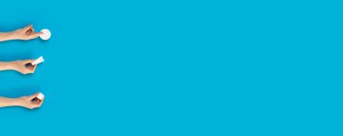 Kadın elleri kozmetik ile plastik şişe tutan. Düz yatıyordu.