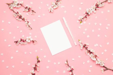 Pembe bir arka plan üzerinde iş kağıdı A5 Flyer düğün davetiyesi mockup