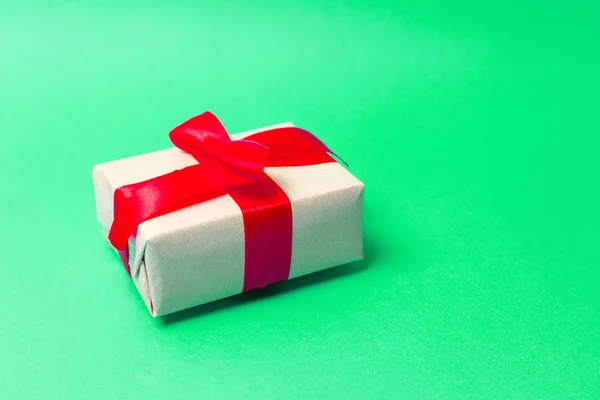 Sorpresa regalo caja regalo regalo con lazo de cinta roja — Foto de Stock