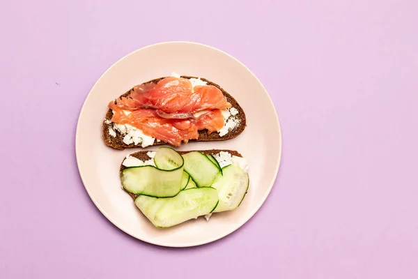 Sandwich de pescado con queso y pepino en el fondo . —  Fotos de Stock