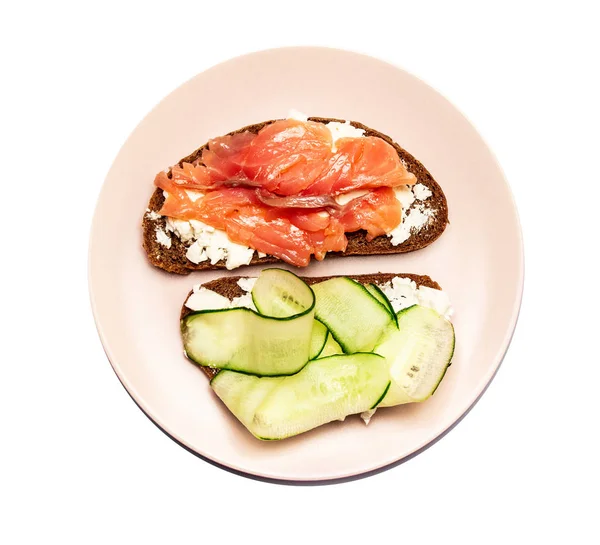 Kırmızı balık, salatalık, biber, peynir ve sos ile taze lezzetli sandviçler. Düz döşeme, üst görünüm, kopyalama alanı. — Stok fotoğraf