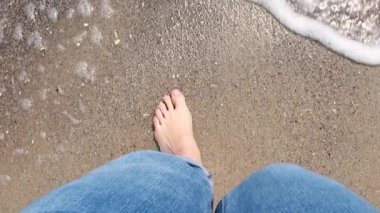 Yaz. Kadın güzel bacaklar plaj boyunca yürüyor. Deniz, okyanus, dalgalar ve kum. Seyahat konsepti.