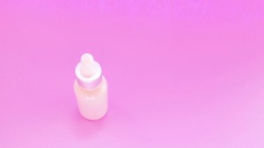 Cilt bakımı için serum doğal bir bileşeni ile Cam şişe. Gençlik ve güzellik.