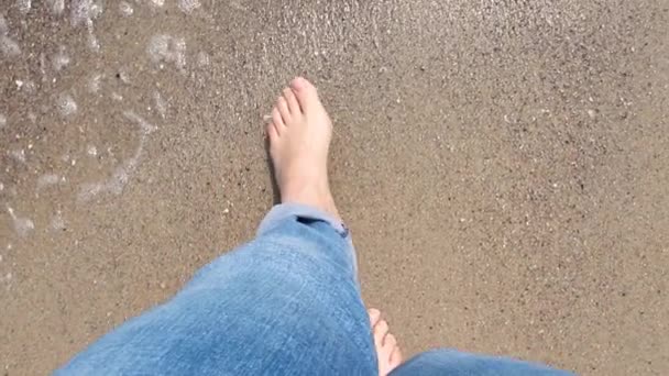 Καλοκαίρι Γυναίκες Όμορφα Πόδια Περπατούν Κατά Μήκος Της Παραλίας Θάλασσα — Αρχείο Βίντεο