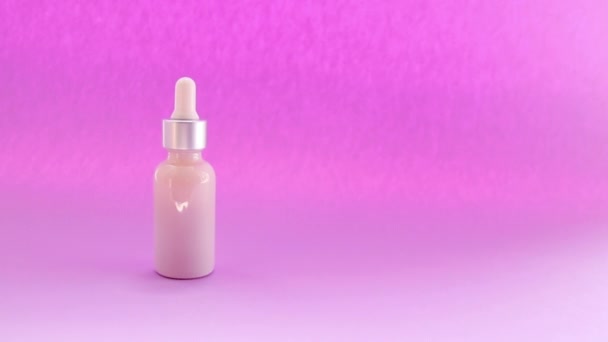 Glas Flaska Med Naturlig Komponent Serum För Hudvård Ungdom Och — Stockvideo