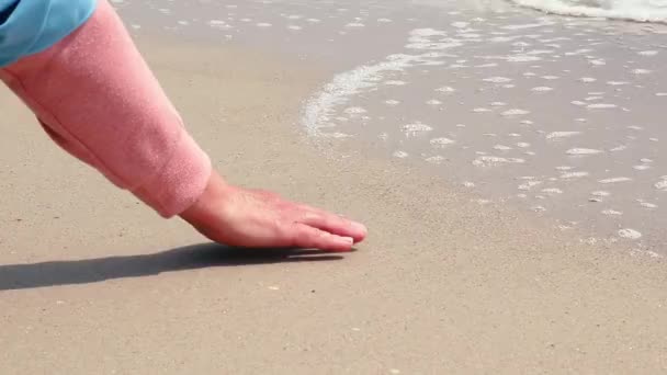 Reisen Und Urlaub Berührung Einer Frau Mit Der Welle Des — Stockvideo