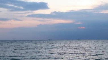 Pitoresk deniz kompozisyonu. Deniz dalgaları kıyıya çivilenmiştir. Deniz tarafından temiz sarı kum