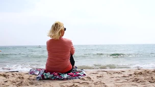 Ταξίδια Και Διακοπές Ενήλικος Ξανθιά Γυναίκα Κάθεται Στη Θάλασσα Και — Αρχείο Βίντεο