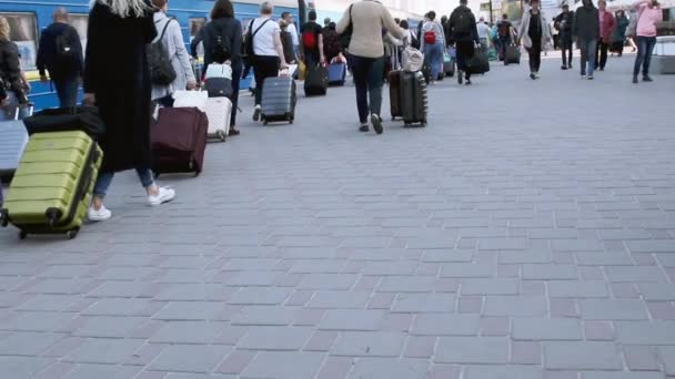 Odessa Ukraina 2019 Järnvägsstation Skara Människor Med Resväskor Kommer Att — Stockvideo