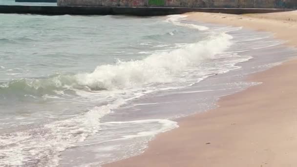 Pittoresk Havs Komposition Havsvågor Spikas Till Stranden Rengör Gul Sand — Stockvideo