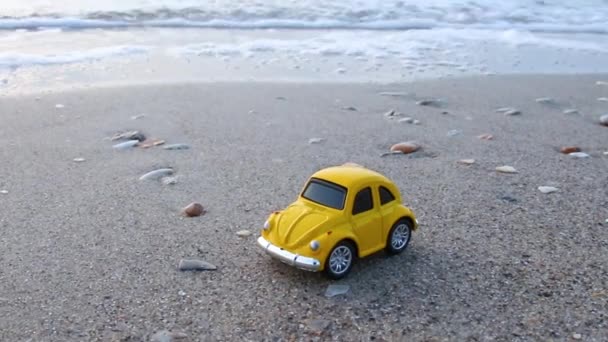 Speelgoed Gele Auto Het Strand Tegen Zee Oceaan Golven Bij — Stockvideo