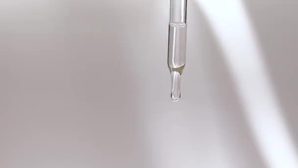 Gros Plan Sur Liquide Essentiel Tombant Dans Verre — Video