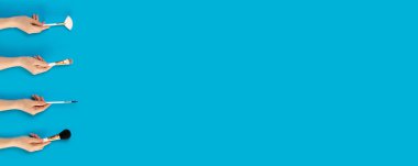 Kadın elleri kozmetik ile plastik şişe tutan. Düz yatıyordu.