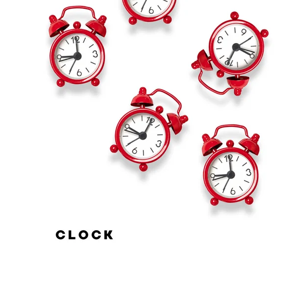 Creatieve lay-out gemaakt van rode wekkers en een patroon van wekkers op de achtergrond — Stockfoto