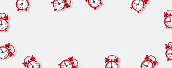 Kreativní plochý model s červeným hodinám — Stock fotografie