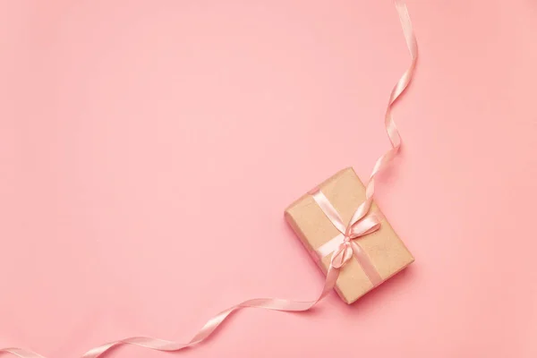 Flat lay top view regalo de papel de elaboración sobre fondo rosa. Concepto minimalista. Banner de vacaciones . — Foto de Stock