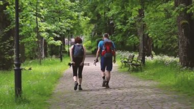 Bir yürüyüş yolu üzerinde sırt çantaları ile Turistler ormanda yeşil tepeler de tek başına yürümek. Dağlarda yürüyüş. Tatil tatilleri
