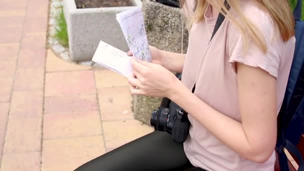 Mulher Viajante Marcando Uma Rota Mapa Jovem Com Mapa Sentado — Vídeo de Stock