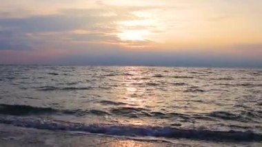 Seyahat ve tatil konsepti. Deniz dalgaları kumlu plajda kırmak.