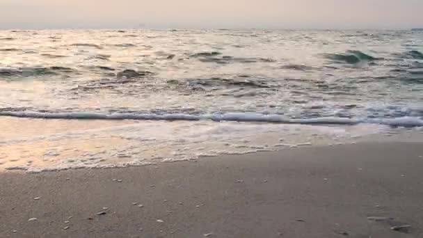 Concept de voyage et vacances. vagues de mer pause sur la plage de sable fin .