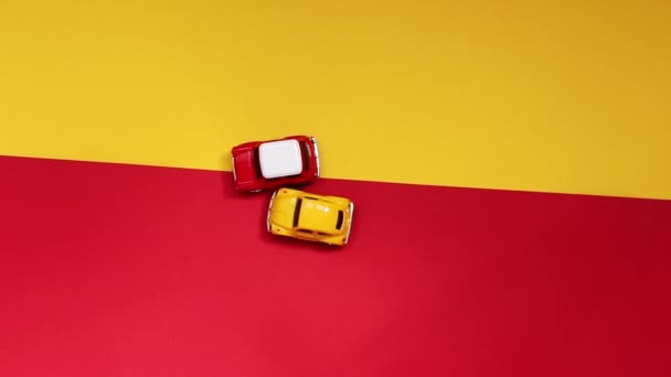 Pequeños Coches Juguete Rojos Amarillos Van Sobre Fondo Amarillo Rojo — Vídeos de Stock