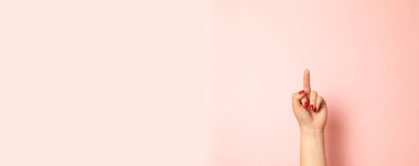 Kırmızı manikür ile Kadın el orta parmak ile agresif jest gösterir