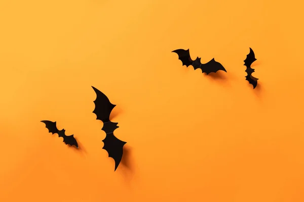 Banner de Halloween con murciélagos negros sobre un fondo naranja, vista superior —  Fotos de Stock