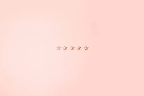 Concepto minimalista. Cinco estrellas brillantes de color rosa formas sobre fondo rosa . — Foto de Stock