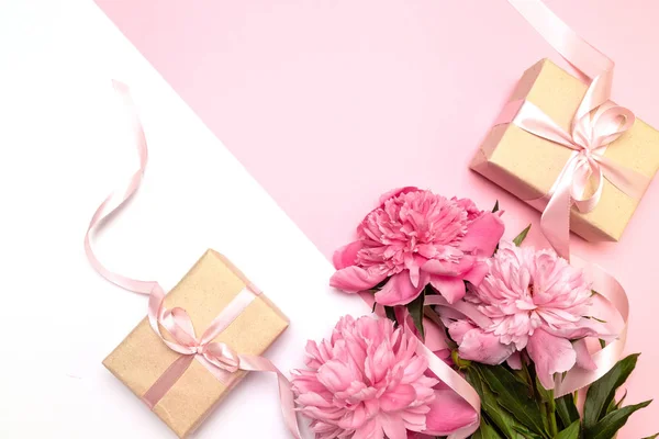 Concepto festivo de peonías y regalos sobre un fondo blanco y rosa — Foto de Stock
