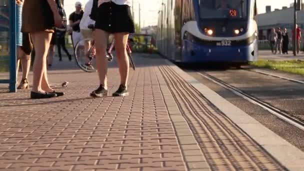 Cracovie, Pologne - 3 juin 2019 : Décollage près des pieds des gens monter dans le tram. Différents âges les gens attendent le transport à l'arrêt de bus . — Video